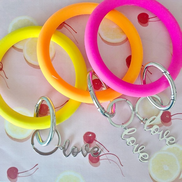 LOVE Charm KeyChain Bangle - Picture 3 of 4